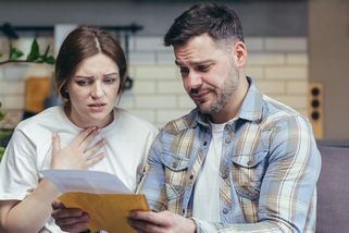 Veronika na rodičovské: dostali jsme se do dluhů a na život nám už skoro nic nezbývá. Jak z dluhové pasti, radí odborník - Proženy.cz